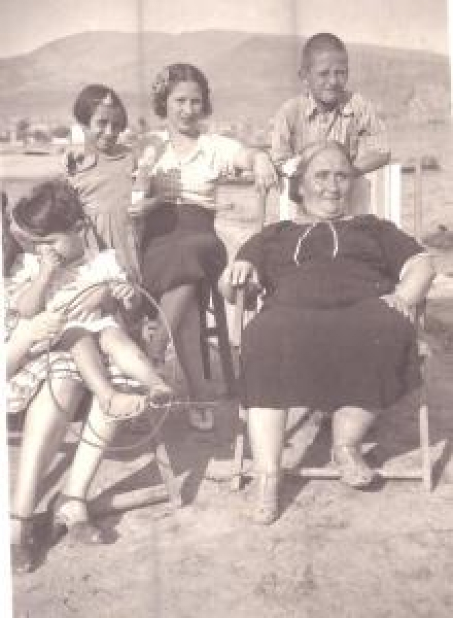 OYUNCAKLI COÇUKLAR ELLERİNDE CEMBER VE BEBEKLERİYLE ÇEKİLMİŞ AİLE FOTOĞRAF 