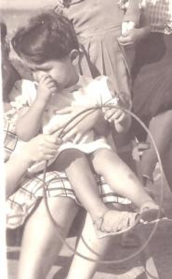 OYUNCAKLI COÇUKLAR ELLERİNDE CEMBER VE BEBEKLERİYLE ÇEKİLMİŞ AİLE FOTOĞRAF 