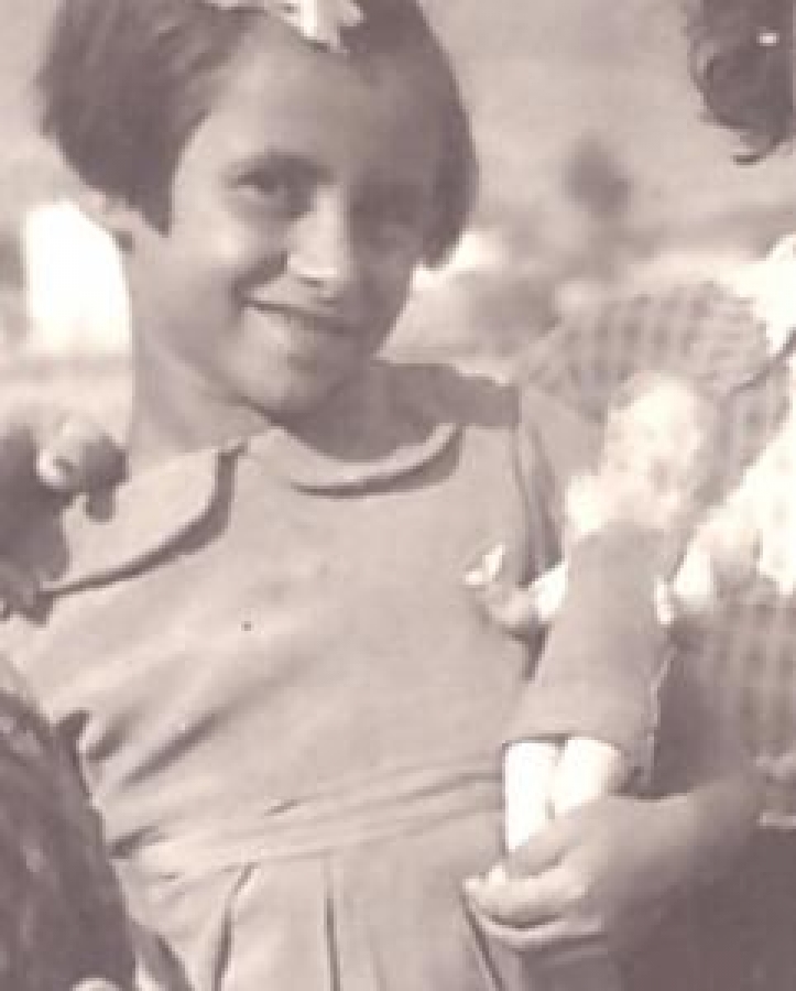 OYUNCAKLI COÇUKLAR ELLERİNDE CEMBER VE BEBEKLERİYLE ÇEKİLMİŞ AİLE FOTOĞRAF 