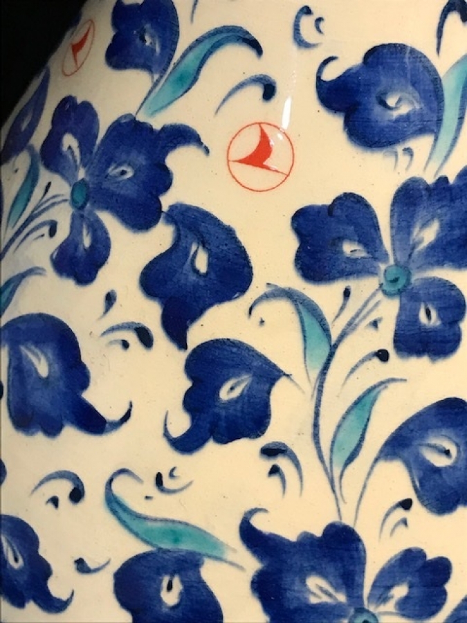 YALCIN DARCIK SANATCI İMZALI THY İÇİN YAPILMIŞ KUTAHYA EL CALIŞMA VAZO