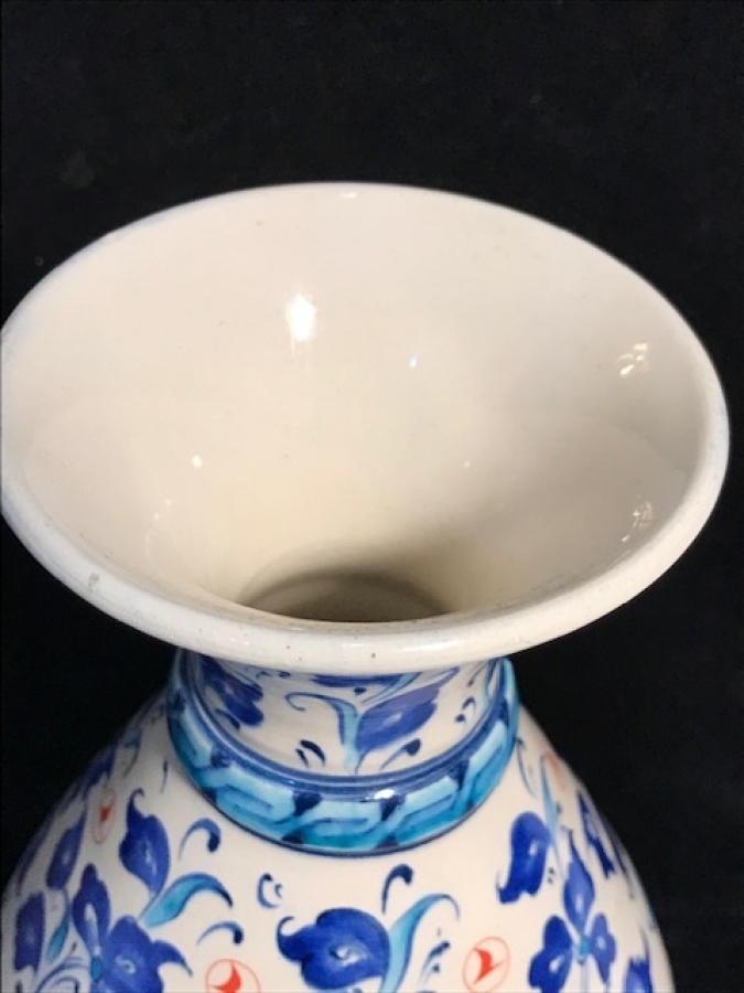 YALCIN DARCIK SANATCI İMZALI THY İÇİN YAPILMIŞ KUTAHYA EL CALIŞMA VAZO