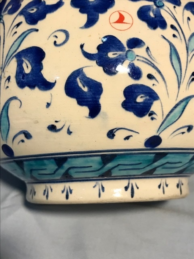 YALCIN DARCIK SANATCI İMZALI THY İÇİN YAPILMIŞ KUTAHYA EL CALIŞMA VAZO