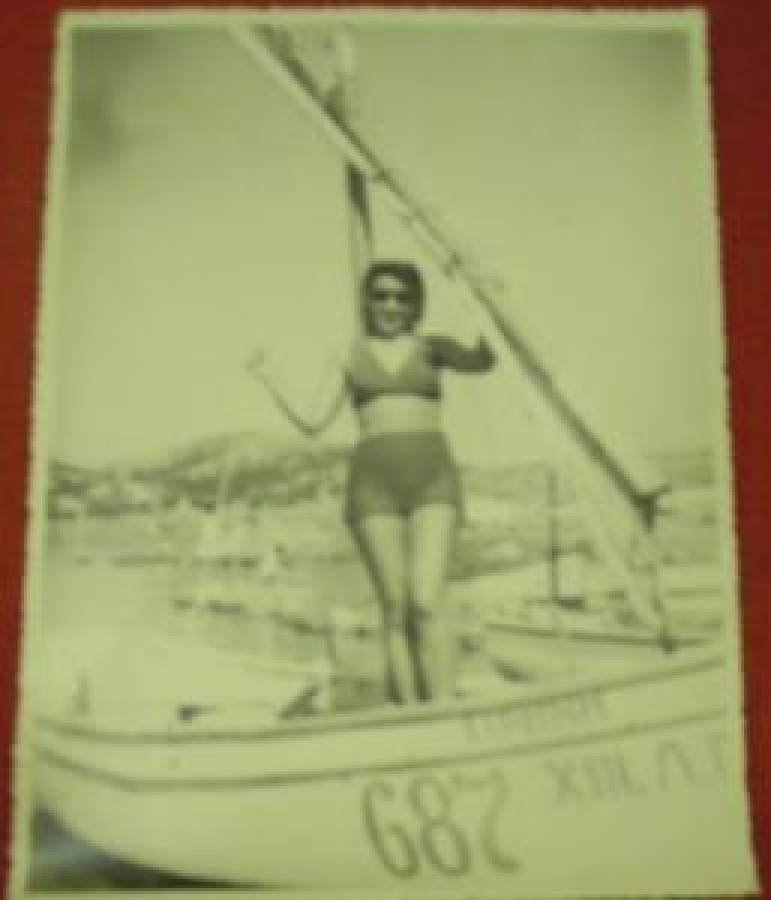 SANDAL ÜZERİNDE POZ VERMİŞ SİYAH BEYAZ FOTO 