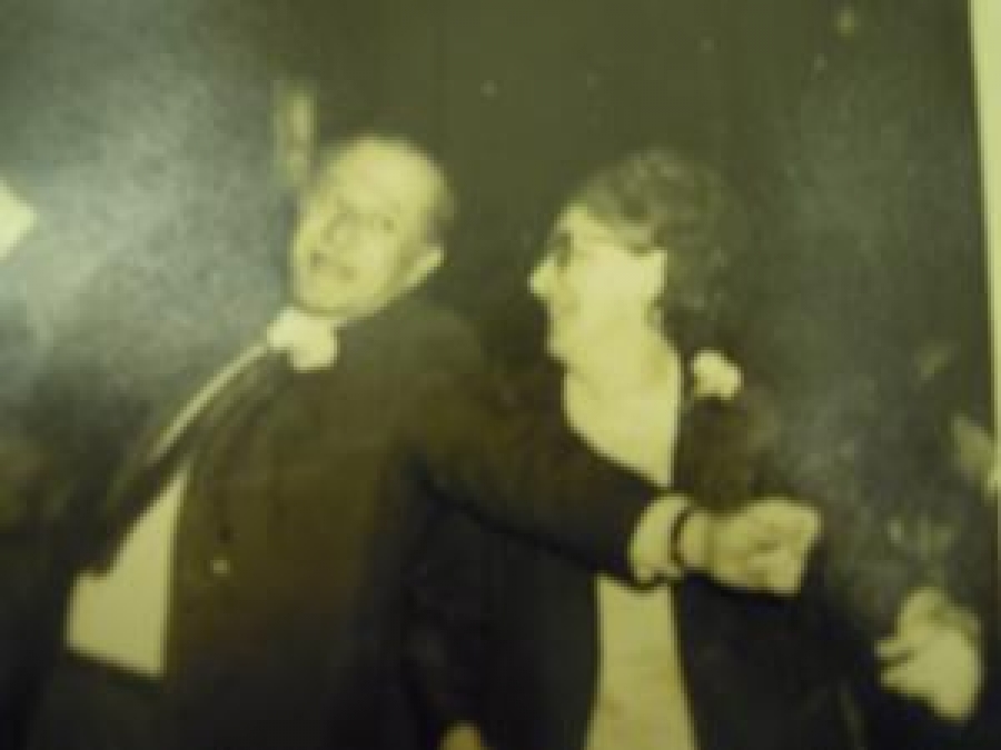 SİYAH BEYAZ OYNAYANLAR NEŞELİ BİR KARE FOTOĞRAF