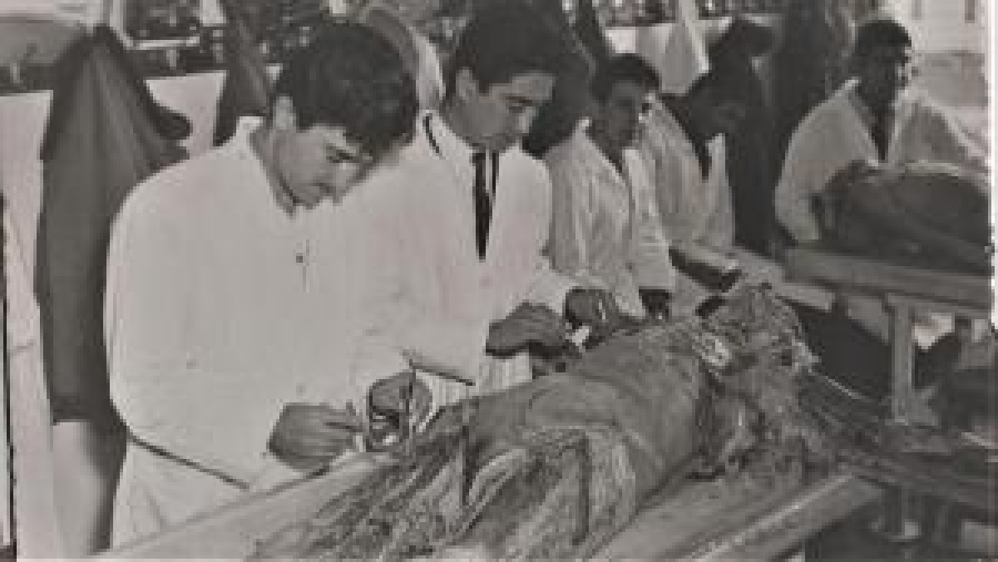 TIP ÖGRENCİLERİ İZMİR 1958 YILINDA SINIFDA KADAVRA DERS ÇALIŞMASI YAPARKEN 