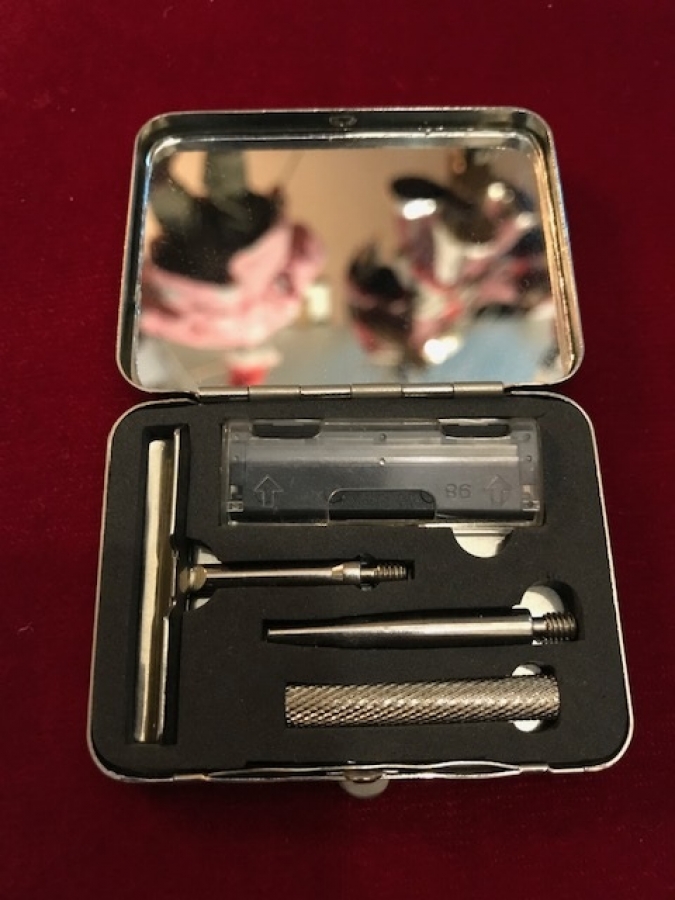 LEONE SEYEHAT TRAŞ TAKIMI ORJİNAL METAL DERİ KAPLI KUTUSUNDA 