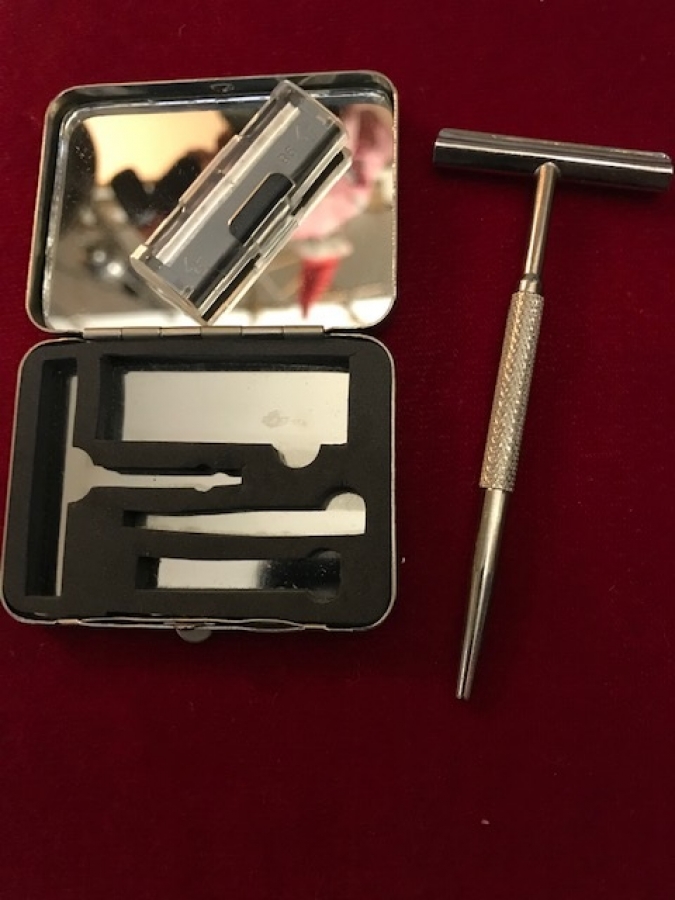 LEONE SEYEHAT TRAŞ TAKIMI ORJİNAL METAL DERİ KAPLI KUTUSUNDA 