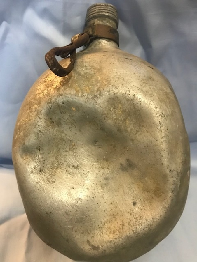 AMERİKAN MALI ALİMÜNYUM ASKERİ  SU MATARASI 1. 2. DUNYA ŞAVAŞI YAŞAMIŞ OLDUKCA YORGUN BİR MATARADIR