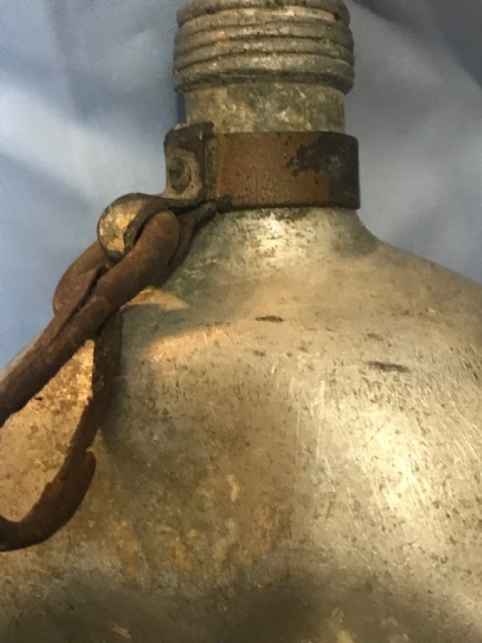 AMERİKAN MALI ALİMÜNYUM ASKERİ  SU MATARASI 1. 2. DUNYA ŞAVAŞI YAŞAMIŞ OLDUKCA YORGUN BİR MATARADIR