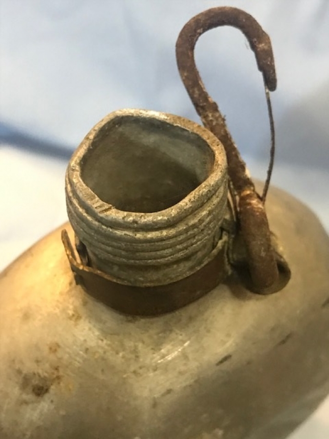 AMERİKAN MALI ALİMÜNYUM ASKERİ  SU MATARASI 1. 2. DUNYA ŞAVAŞI YAŞAMIŞ OLDUKCA YORGUN BİR MATARADIR