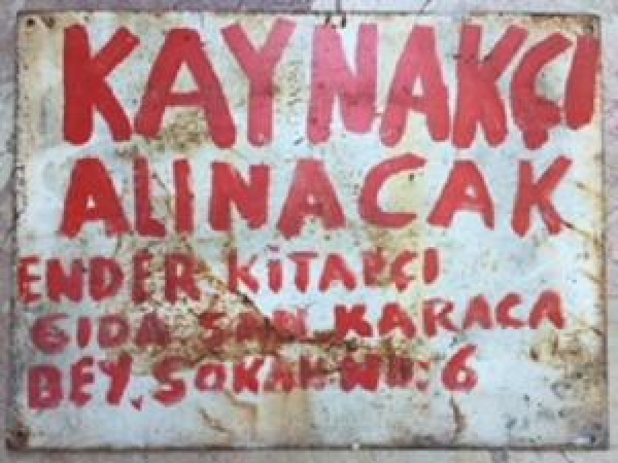 TENEKE ELAMAN KAYNAKCI ARANIYOR TABELA ENDER KİTAPCI FIRCA İLE YAZILMIŞ 