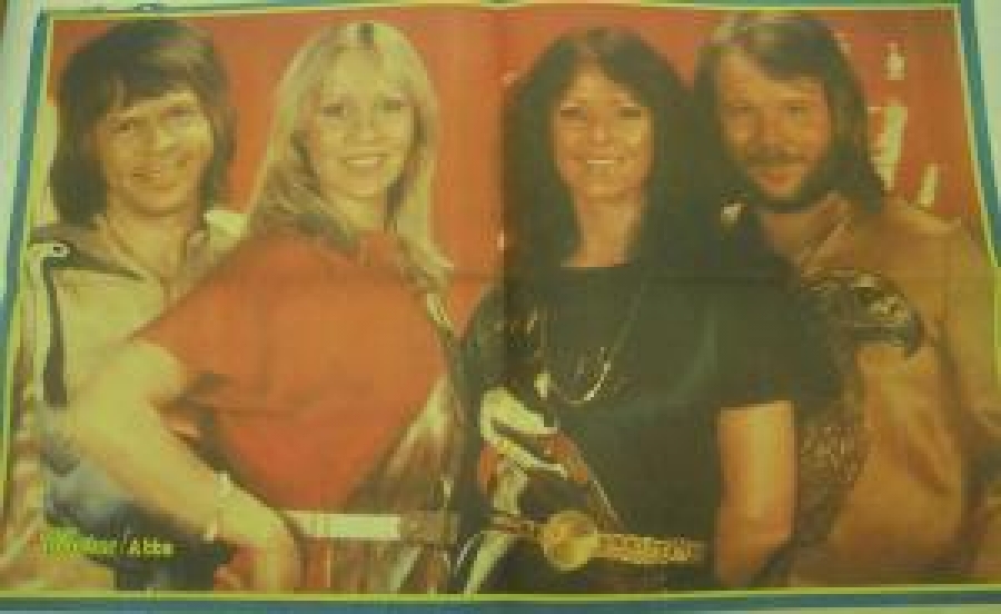 POP MAGAZİN SAYI : 15 . YIL : 1. 19 ŞUBAT 1979 OLIVIA NEWTON - JONN SAHNEDEN ÇEKİLİYOR 