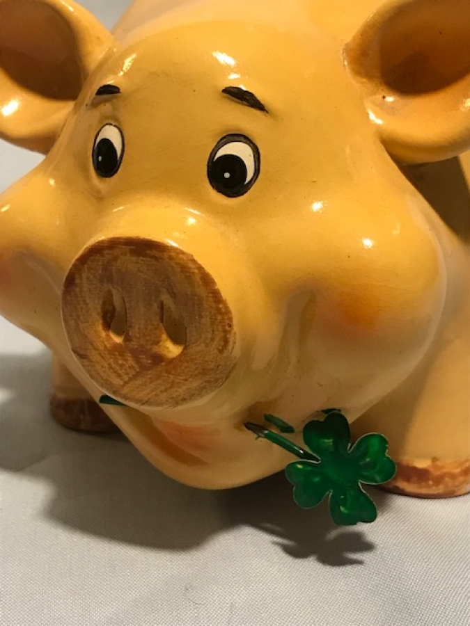 GARANTİ BANKASI SERAMİK DOMUZ KUMBARA AGZINDA DÖRT YONCALI YAPRAK OLAN KUMBARADIR