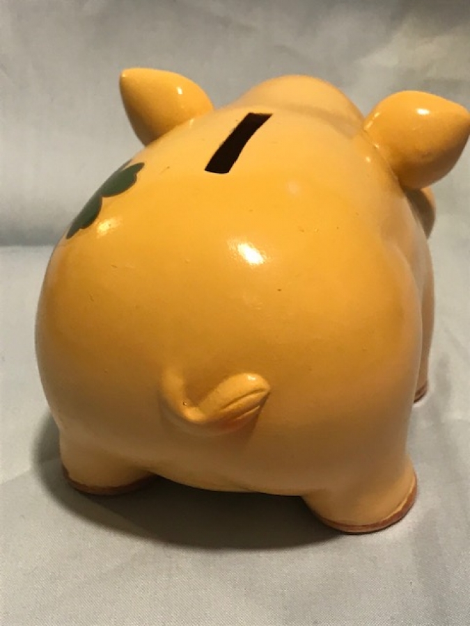 GARANTİ BANKASI SERAMİK DOMUZ KUMBARA AGZINDA DÖRT YONCALI YAPRAK OLAN KUMBARADIR