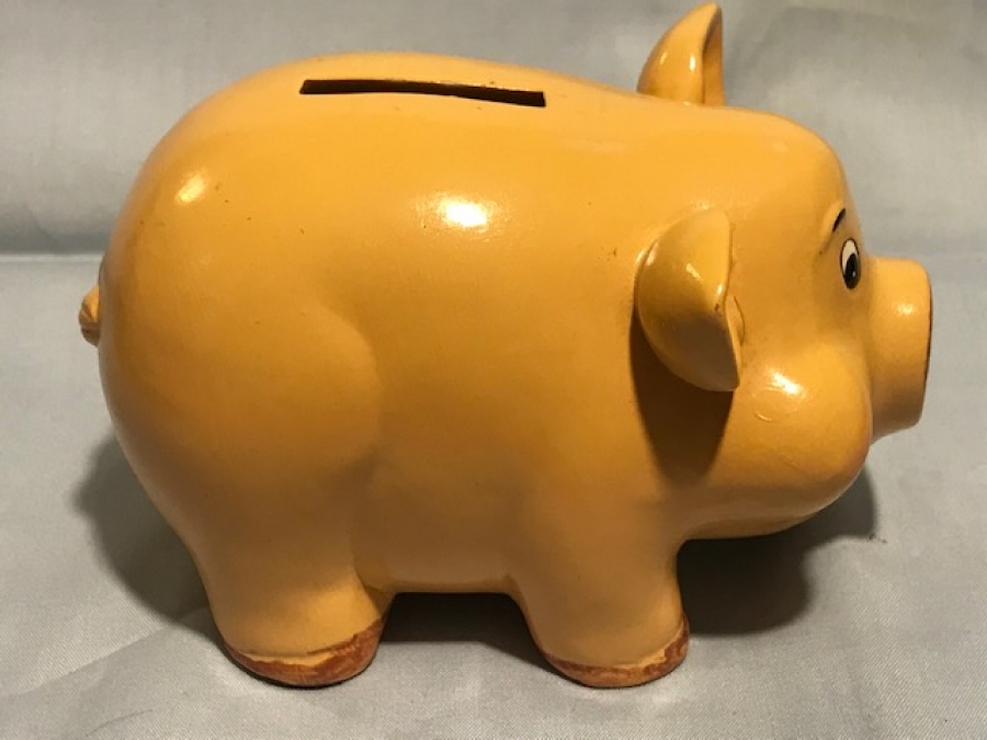 GARANTİ BANKASI SERAMİK DOMUZ KUMBARA AGZINDA DÖRT YONCALI YAPRAK OLAN KUMBARADIR