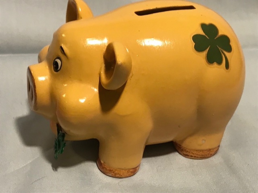 GARANTİ BANKASI SERAMİK DOMUZ KUMBARA AGZINDA DÖRT YONCALI YAPRAK OLAN KUMBARADIR