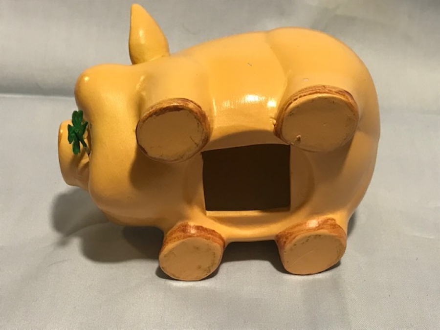 GARANTİ BANKASI SERAMİK DOMUZ KUMBARA AGZINDA DÖRT YONCALI YAPRAK OLAN KUMBARADIR