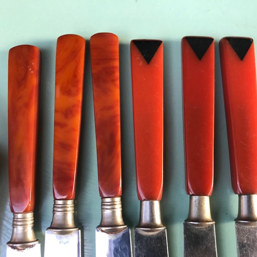  SAPLARI VE MUHAFAZA AYAGI KATALİN OLAN 6 LI TEREYAGI BICAK