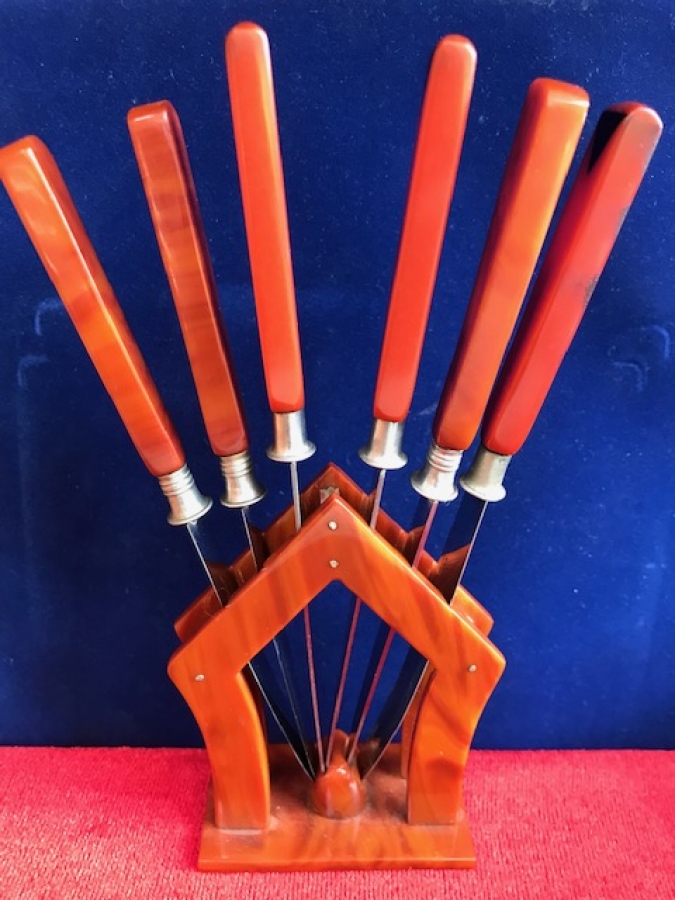  SAPLARI VE MUHAFAZA AYAGI KATALİN OLAN 6 LI TEREYAGI BICAK