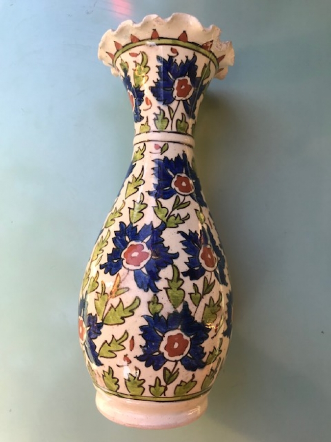 KUTAHYA EL BOYAMA CİCEK VE YAPRAKLARLA BEZELİ VAZO AGIZ KISMI FIRFIRLI