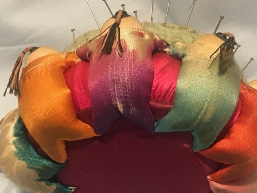  KUMAŞDAN TAMAMEN ELDE YAPILMIŞ SIRALI YATAN  BEBEKLİ İGNELİK 