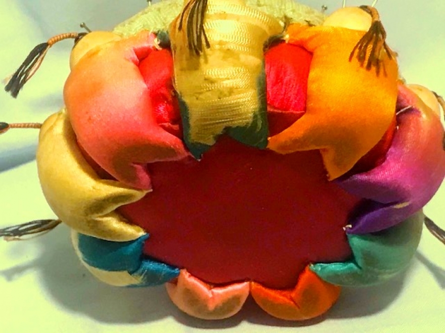  KUMAŞDAN TAMAMEN ELDE YAPILMIŞ SIRALI YATAN  BEBEKLİ İGNELİK 