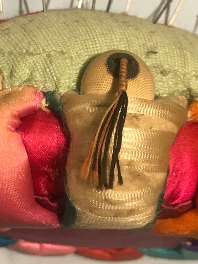  KUMAŞDAN TAMAMEN ELDE YAPILMIŞ SIRALI YATAN  BEBEKLİ İGNELİK 