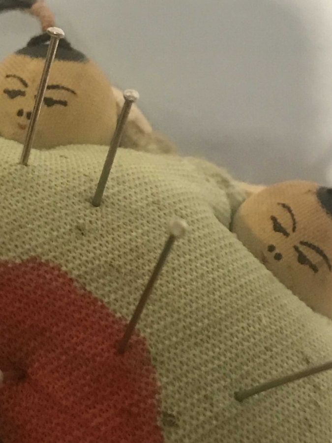  KUMAŞDAN TAMAMEN ELDE YAPILMIŞ SIRALI YATAN  BEBEKLİ İGNELİK 