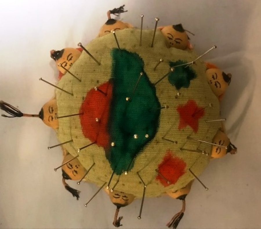  KUMAŞDAN TAMAMEN ELDE YAPILMIŞ SIRALI YATAN  BEBEKLİ İGNELİK 