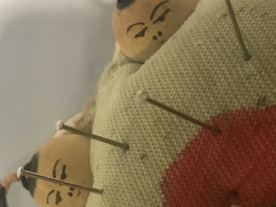  KUMAŞDAN TAMAMEN ELDE YAPILMIŞ SIRALI YATAN  BEBEKLİ İGNELİK 