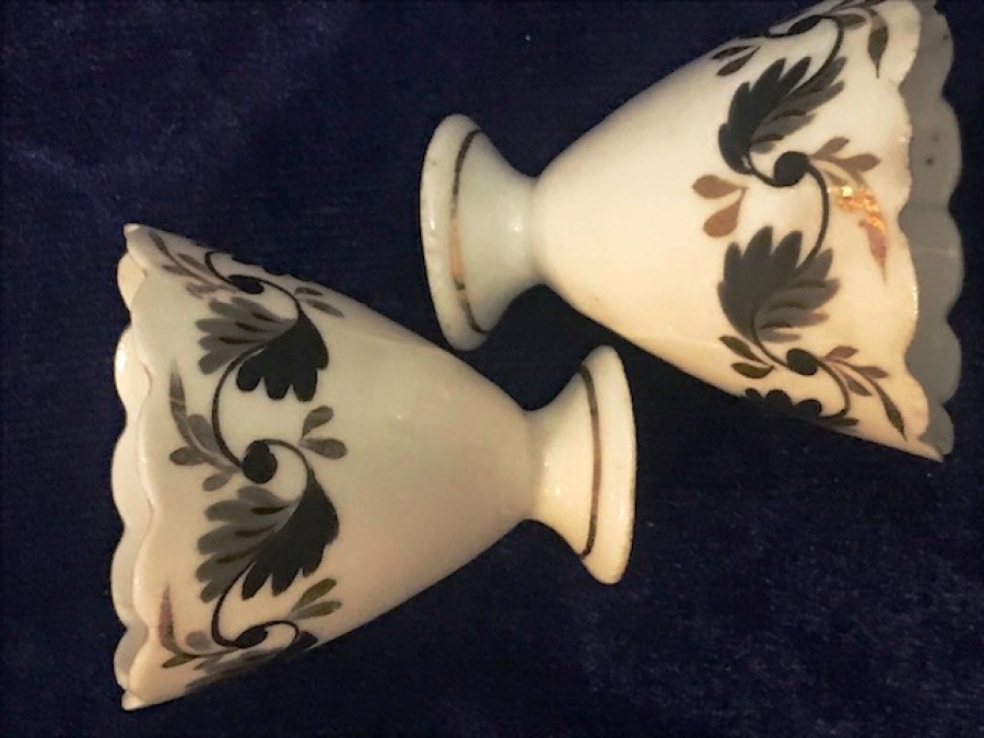 OSAMANLI PAZARI İCİN YAPILMIŞ CİFT PORSELEN ZARF ÜZERİ KOMPLE EL BOYAMA İŞÇİLİKLİ MAYDONOZ YAPRAKLARI VE ALTIN CEKME