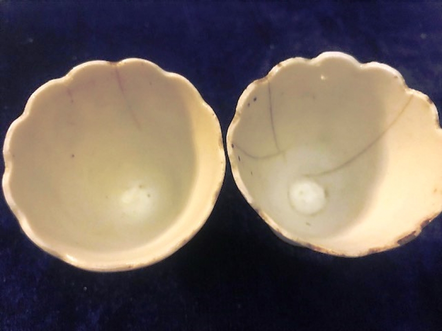 OSAMANLI PAZARI İCİN YAPILMIŞ CİFT PORSELEN ZARF ÜZERİ KOMPLE EL BOYAMA İŞÇİLİKLİ MAYDONOZ YAPRAKLARI VE ALTIN CEKME