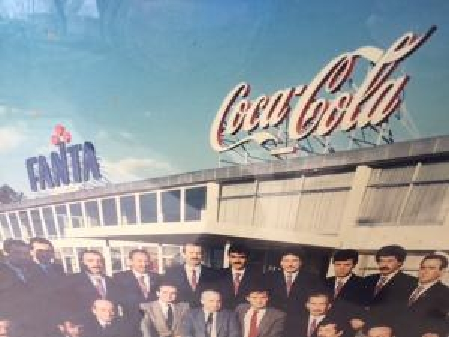 ELVAN FANTA COCA COLA İSTANBUL DOLUM TESİSİ ÇALIŞANLARI FABRİKA ÖNÜNDE 