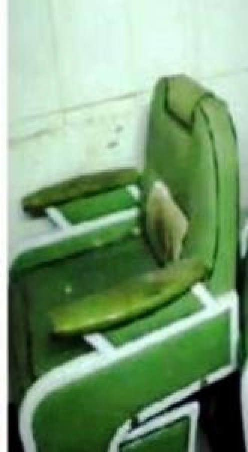 1960 VE 1970 LERİN ESKİ BERBER KOLTUK LARI 2 ADET SAĞLAM KAFALIKLI AYARLI DÖNER YEŞİL KREM DERİ KAPLAMA