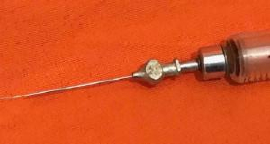 CAM ENJEKTÖR KORUYUCU METAL KUTUSUNDA SIRINGA İGNE 