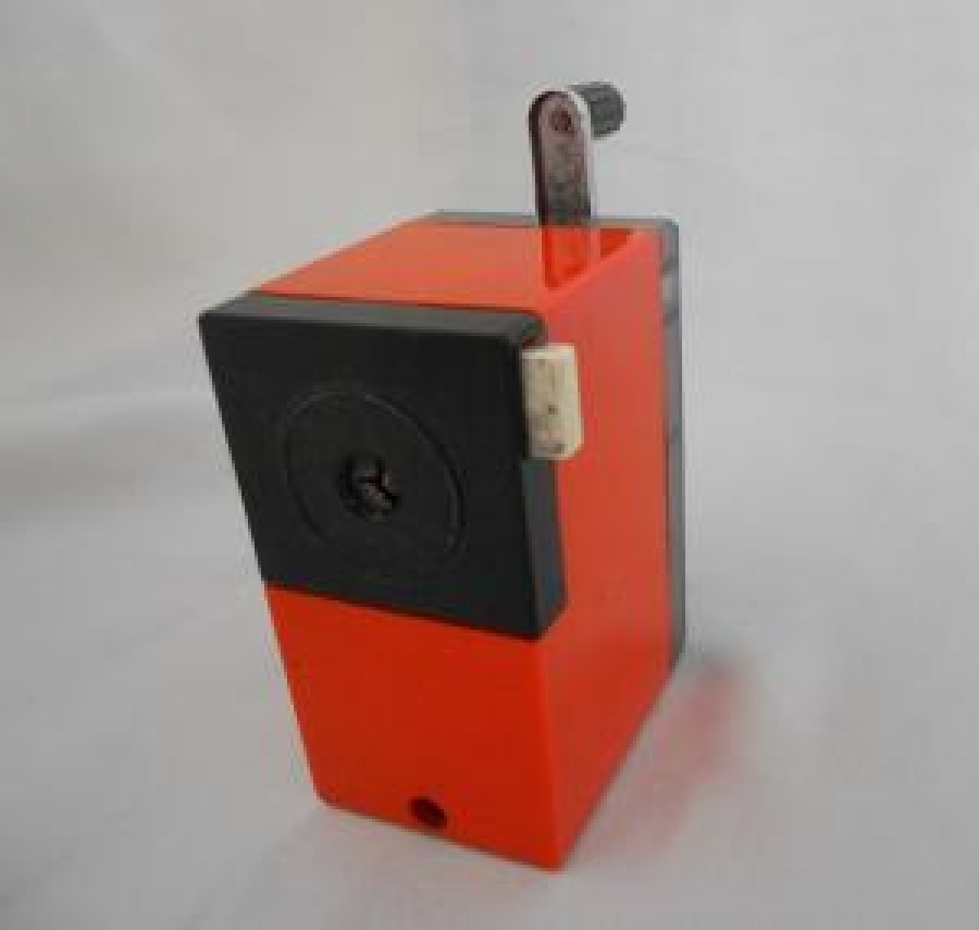 ESKİ MODEL ÇEVİRMELİ MASAÜSTÜ KALEMTIRAŞ