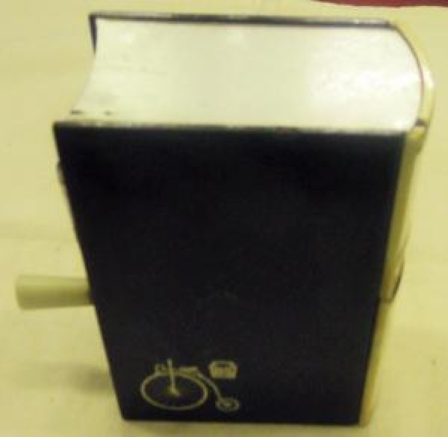 KİTAP ŞEKLİNDE ESKİ MODEL ÇEVİRMELİ MASAÜSTÜ KALEMTIRAŞ 