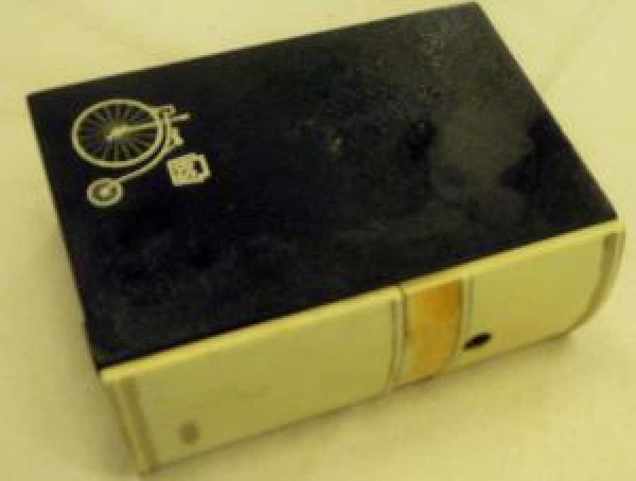 KİTAP ŞEKLİNDE ESKİ MODEL ÇEVİRMELİ MASAÜSTÜ KALEMTIRAŞ 