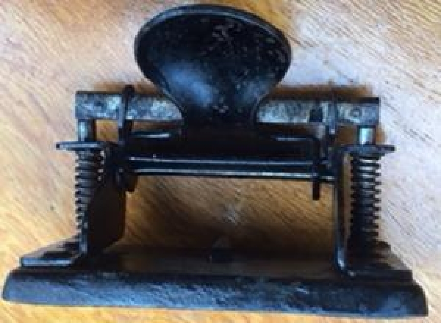 ALMAN SİYAH METAL 1930 LI YILLAR  KAĞIT KARTON DELMEDE KULLANILAN DELGEC SORUNSUZDUR