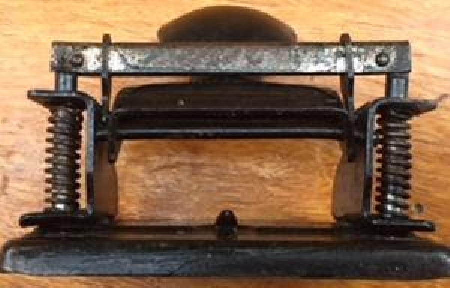 ALMAN SİYAH METAL 1930 LI YILLAR  KAĞIT KARTON DELMEDE KULLANILAN DELGEC SORUNSUZDUR