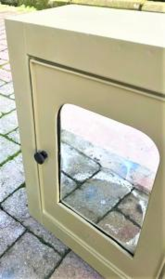 TENEKE AYNALI İÇERİSİ RAFLI KAPAKLI ECZA DOLABI 1960 