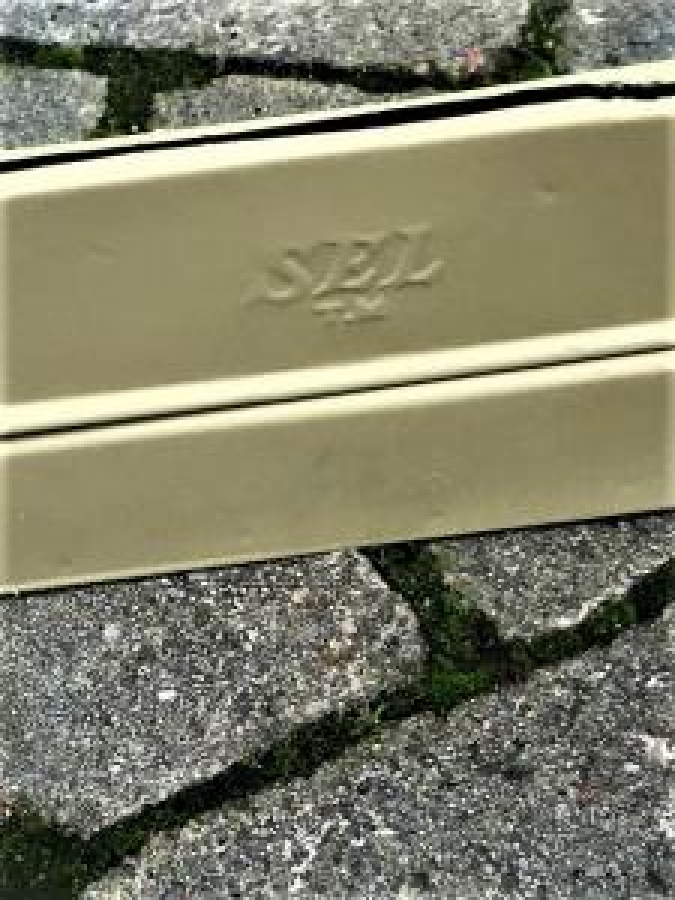 TENEKE AYNALI İÇERİSİ RAFLI KAPAKLI ECZA DOLABI 1960 