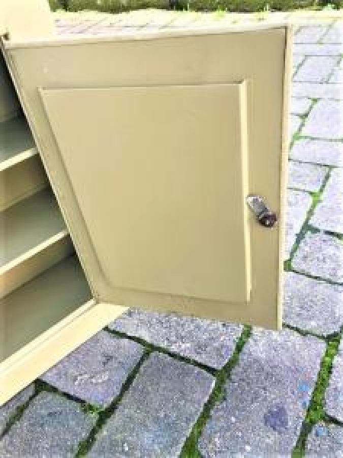 TENEKE AYNALI İÇERİSİ RAFLI KAPAKLI ECZA DOLABI 1960 