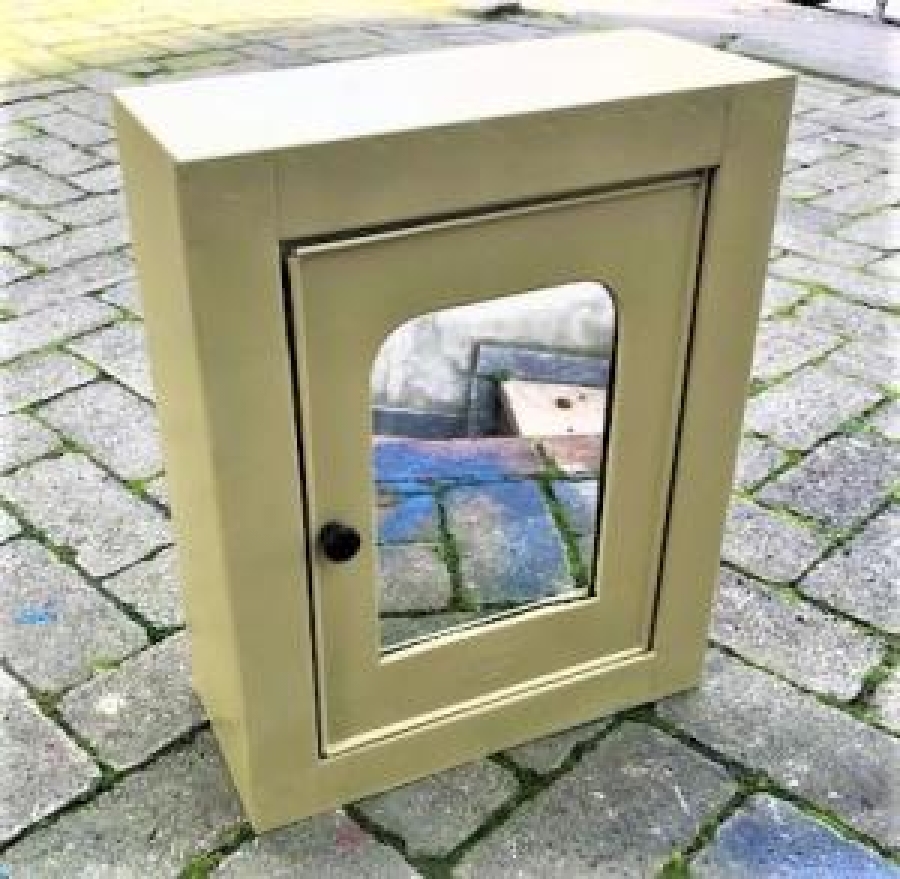 TENEKE AYNALI İÇERİSİ RAFLI KAPAKLI ECZA DOLABI 1960 