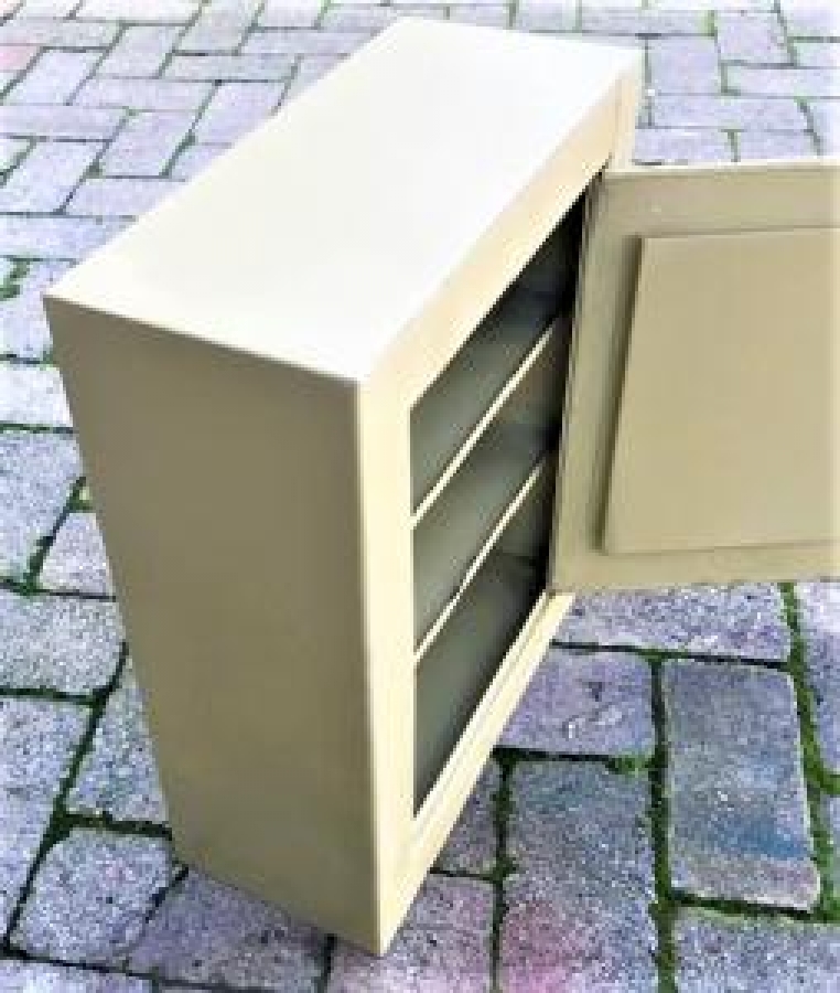 TENEKE AYNALI İÇERİSİ RAFLI KAPAKLI ECZA DOLABI 1960 