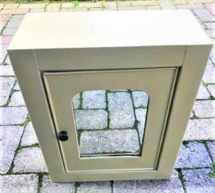 TENEKE AYNALI İÇERİSİ RAFLI KAPAKLI ECZA DOLABI 1960 