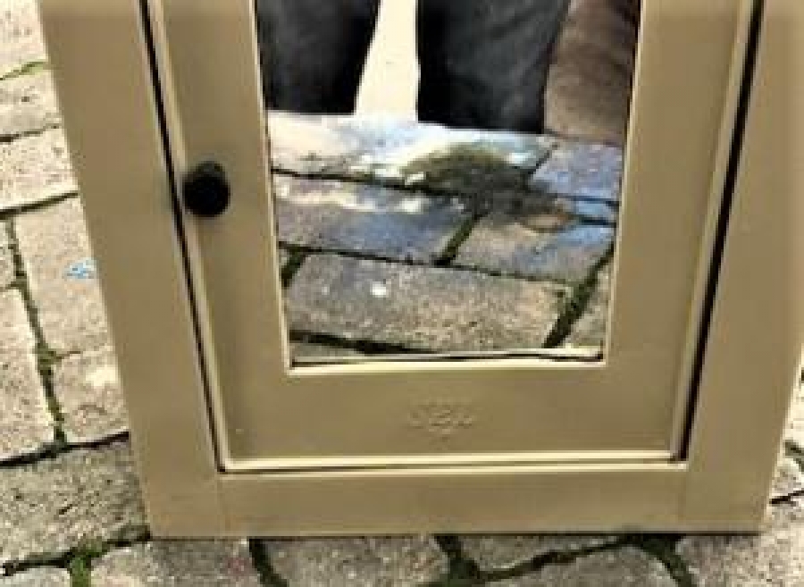 TENEKE AYNALI İÇERİSİ RAFLI KAPAKLI ECZA DOLABI 1960 