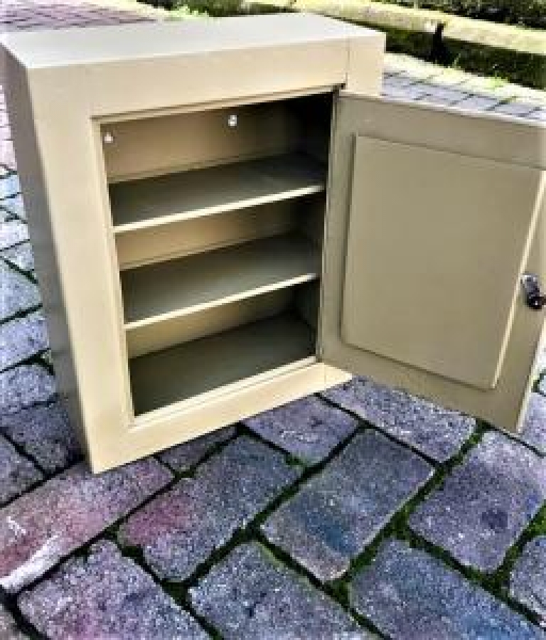 TENEKE AYNALI İÇERİSİ RAFLI KAPAKLI ECZA DOLABI 1960 