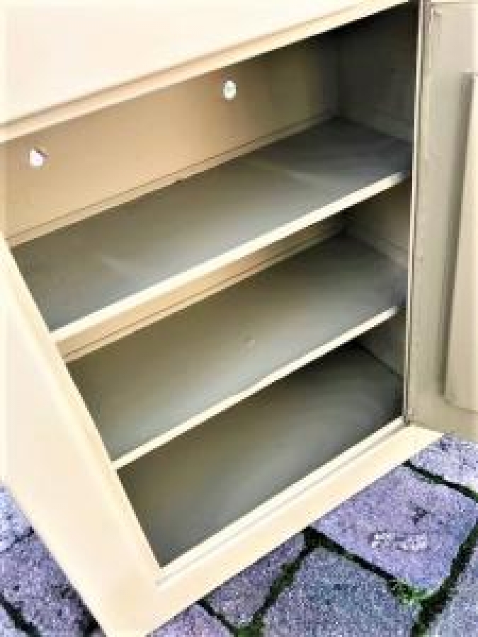 TENEKE AYNALI İÇERİSİ RAFLI KAPAKLI ECZA DOLABI 1960 