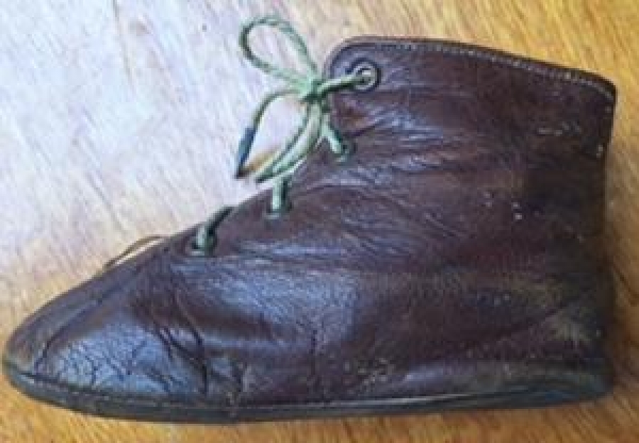 ERKEK BEBEK AYAKKABI 80 YAŞINDA EL DİKİM BAĞCIKLI KAHVERENGİ DERİDEN 